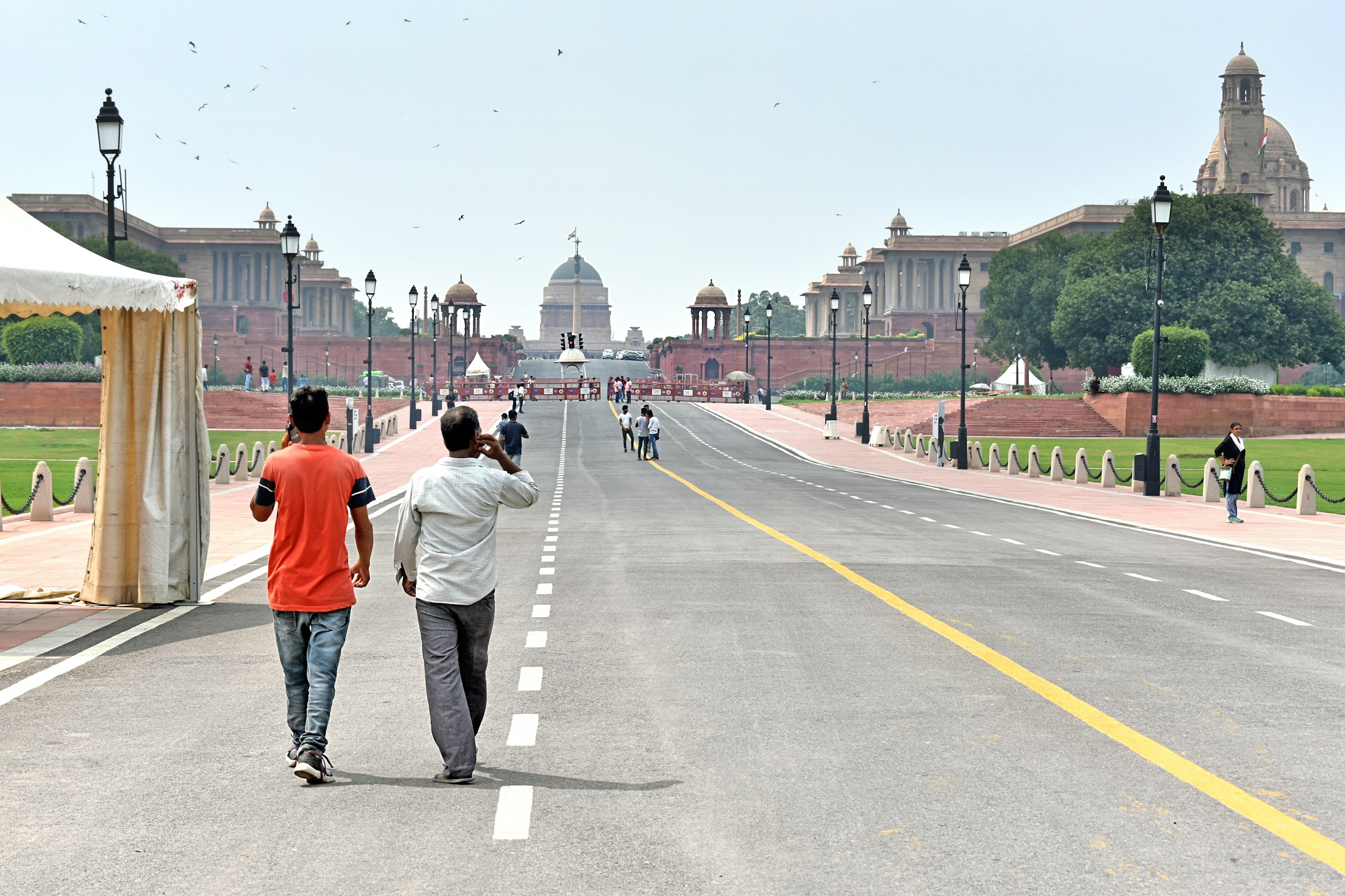 Visitors walking along Kartavya Path towards Rashtrapati Bhavan