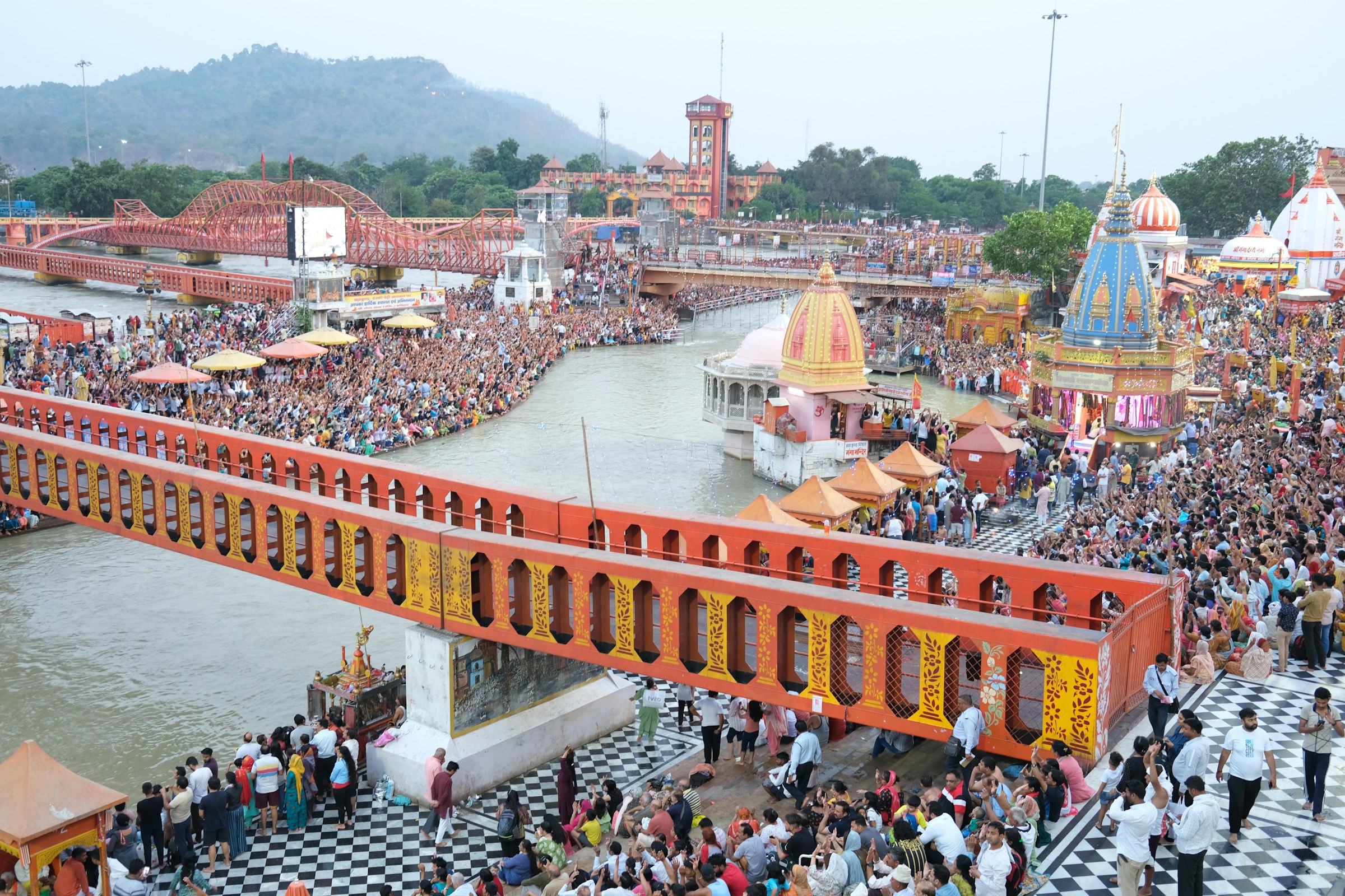 Crowds on a bridge above the Ganga at Har Ki Pauri